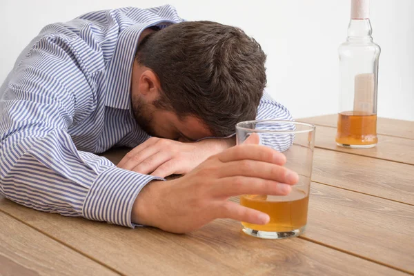 Alkoholu człowiek uzależniony od czuć się źle — Zdjęcie stockowe
