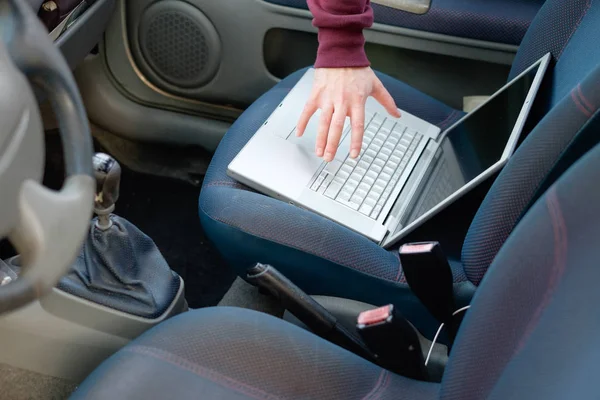 S kapucí zloděj krade laptop počítač od zaparkovaného auta — Stock fotografie