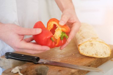 Adam kesme biber dilimleri mutfakta eller