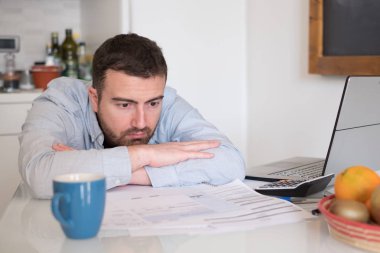 Sinirli adam faturaları ve vergi masrafları hesaplama