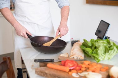 Adam evde pişirme ve reçete digita okuma gıda hazırlama