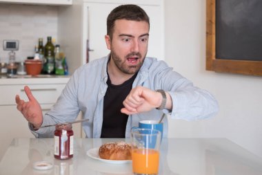 Kahvaltı yapıyor adam ama işe gitmek için çok geç