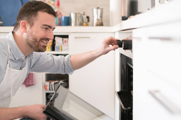 Человек готовит дома и готовит еду
