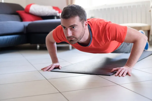 男を身体運動を行うと、自宅で仕事 — ストック写真