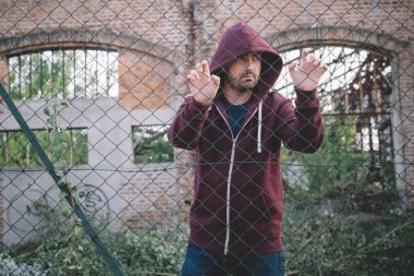 Üzücü ve sorunlu çocuk metal çit karşı