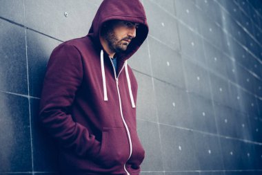 Yalnız adam yaslanmış bir kentsel duvara