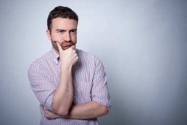 Adam gri arka plan üzerine istifa etti