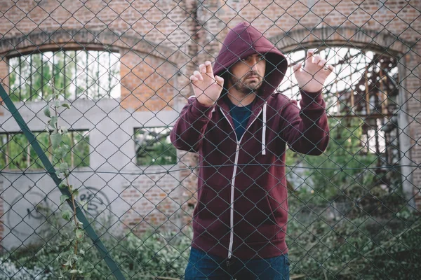 Üzücü ve sorunlu çocuk metal çit karşı