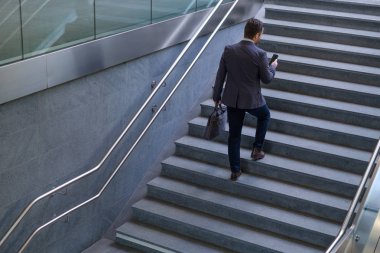 İşadamı cep telefonunu arıyor süre wor için gidiyor