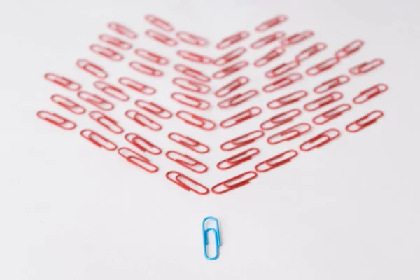 Metaphor of one against many made of colorful paperclips — Stock Photo, Image