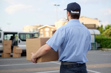 Güven ekspres kurye teslimat minibüsü yanındaki portresi