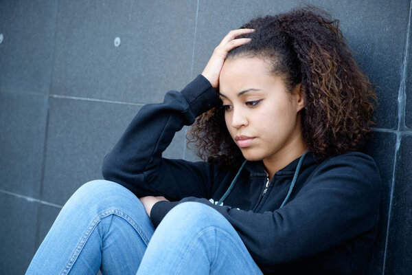 Sad and lonely teenager portrait in the city street — Stock Photo, Image