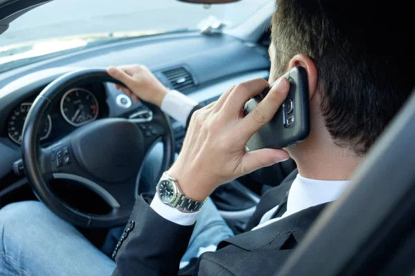 Gestionnaire appelant sur le téléphone assis dans le portrait de la voiture — Photo