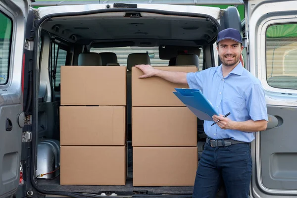 Porträtt av förtroende bud bredvid hans skåpbil — Stockfoto