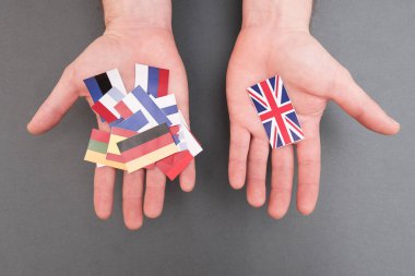 Avrupa bayrak ve Büyük Britanya bayrağı eller üzerinde
