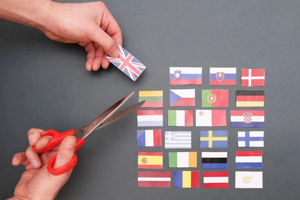 Banderas europeas y gran bandera británica en las manos — Foto de Stock