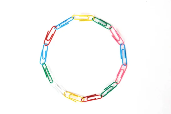 Δαχτυλίδι φτιαγμένο από διάφορους συνδετήρες σημαίνει διαφορετικότητα και multicult — Φωτογραφία Αρχείου