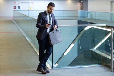İşadamı cep telefonunu arıyor  