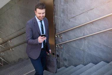 İşadamı cep telefonunu arıyor 