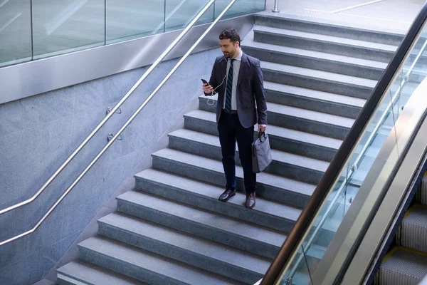 İşadamı cep telefonunu arıyor 