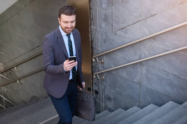 İşadamı cep telefonunu arıyor 