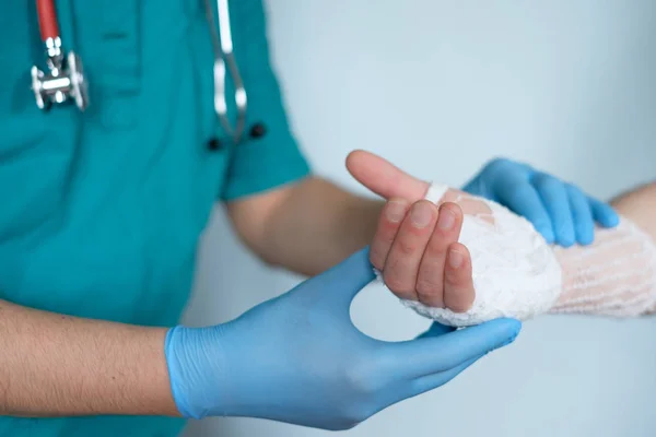 Lekarza, bandażowanie ręki jednego z bliska — Zdjęcie stockowe