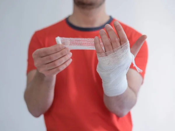 Hombre deportivo con vendajes medicación en su mano —  Fotos de Stock