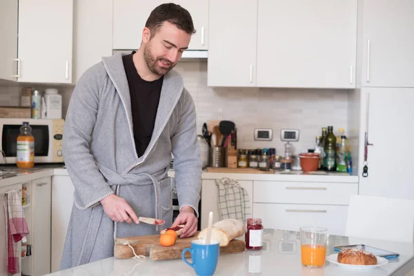 Cheerful man preparing an healthy breakfast in the morning — Stock Photo, Image