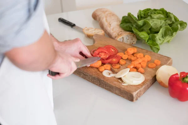 부엌에서 야채를 절단 하는 남자 손 — 스톡 사진