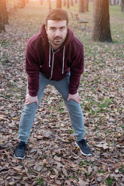 Homme travaillant dans le parc de la ville par temps froid — Photo