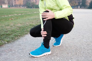 Runner ise eğitim col şehir parkında yaralı ayak bileği ile