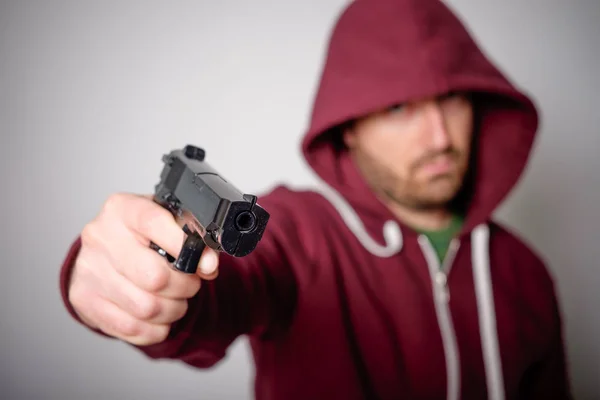 Man drar ut en pistol redo att skjuta — Stockfoto
