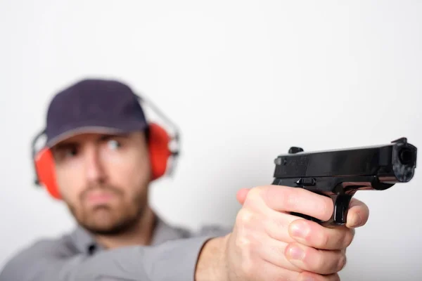 Man håller en pistol i handen redo att skjuta — Stockfoto