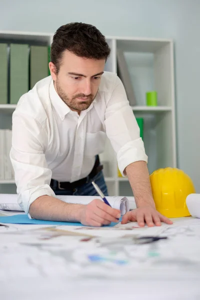 Architekt arbeitet im Büro an seinen Projektpapieren — Stockfoto