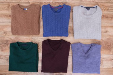 Ahşap arka plan üzerinde kış giyim koleksiyonu