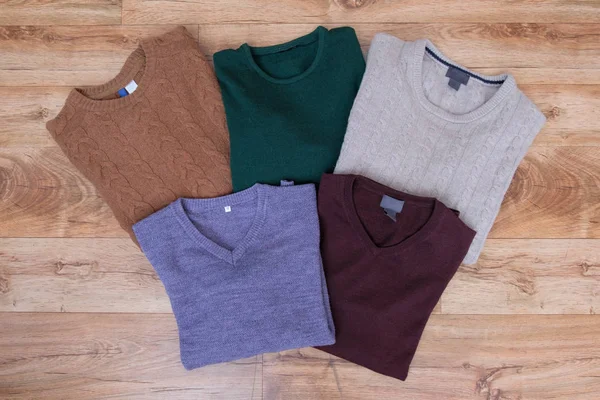 Ahşap arka plan üzerinde kış giyim koleksiyonu