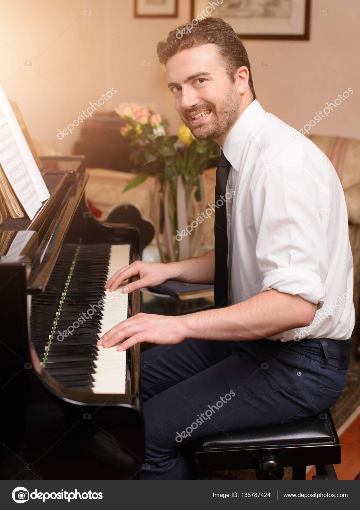 Retrato De Um Pianista Com Barba Confiável, Parado Perto Do Piano Em Casa  Na Sala De Estar. Imagem de Stock - Imagem de pessoa, adulto: 214342135