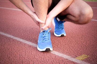 Runner yolda yaralı ayak bileği ile