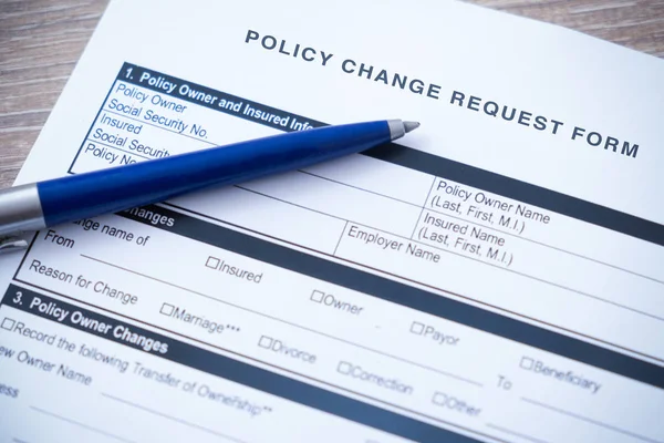 Formulário de solicitação de mudança de política com caneta azul, profundidade rasa de foco — Fotografia de Stock