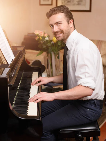 Retrato de artista musical tocando seu piano — Fotografia de Stock