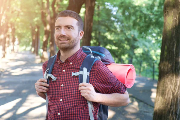 Mann im Urlaub unterwegs — Stockfoto