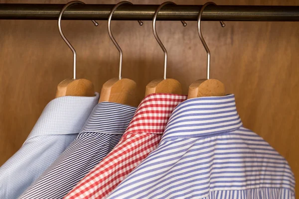 Camisas em várias cores e texturas — Fotografia de Stock