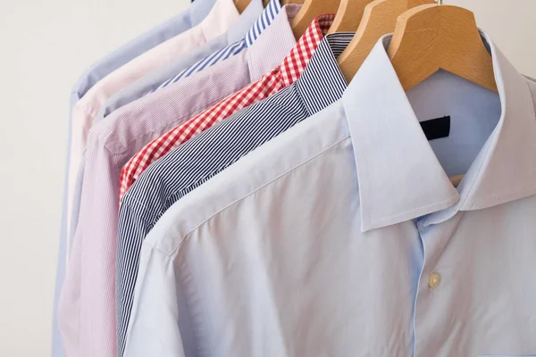 Camisas em várias cores e texturas — Fotografia de Stock