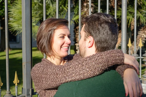 Amantes românticos casal beijando uns aos outros — Fotografia de Stock