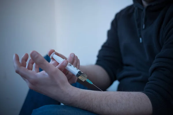 Man drugs addicted injecting heroine in his arm — Stock Photo, Image