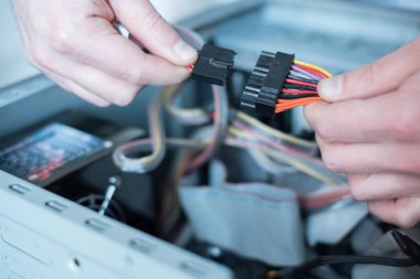 Profesyonel bir adam bilgisayar tamir ediyor ve monte ediyor