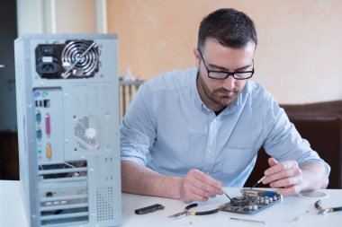 Profesyonel bir adam bilgisayar tamir ediyor ve monte ediyor