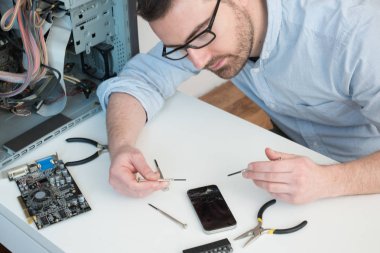 Uzman teknisyen kırık bir akıllı telefon tamiri