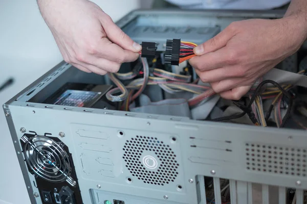 Професійний чоловік ремонтує і збирає комп'ютер — стокове фото