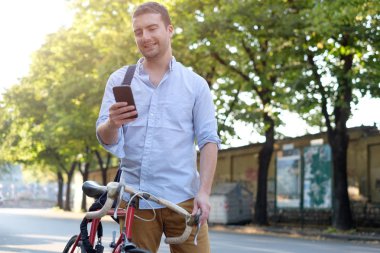 Sokak şehirde onun cep telefonu kullanan adam